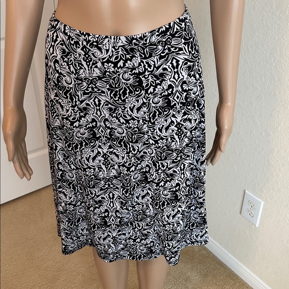 Axcess Dresses & Skirts - Axcess Black and White Patterned Midi Skirt